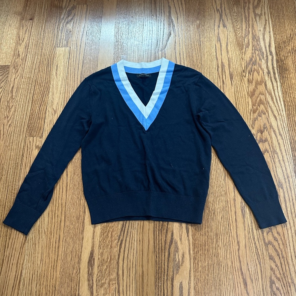 NWOT Banana Republic Navy Blue V-Neck Sweater with White and Blue Trim